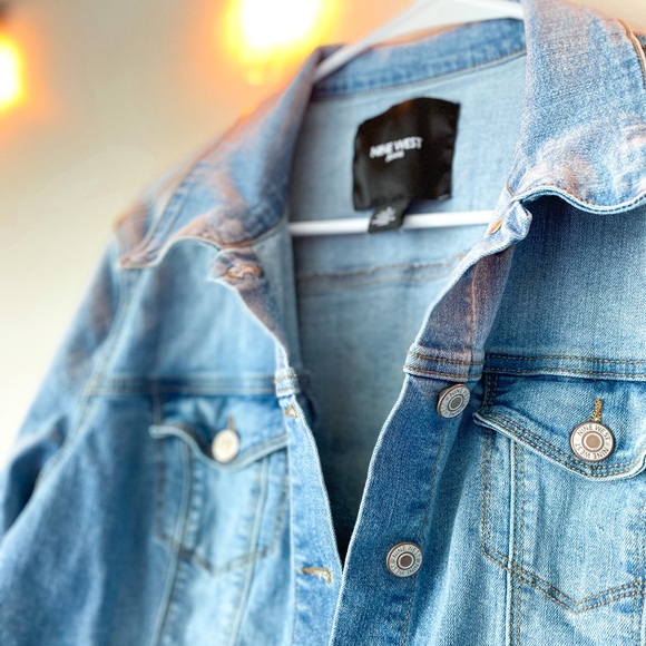 Nine West | NWOT cropped distressed hem blue jean denim jacket silver buttons - Picture 4 of 6